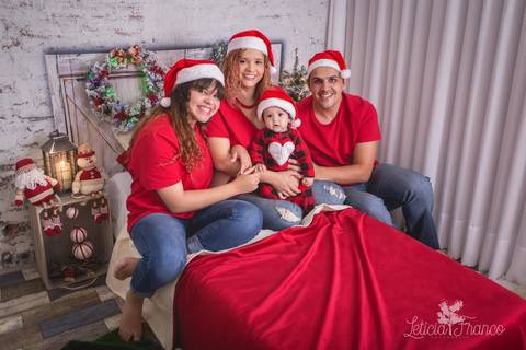 ensaio de natal bebê touca de papai noel 2019 brasilia df registrado pela fotógrafa letícia franco quarto do papai noel cama arvore guirlanda família pijama carters'