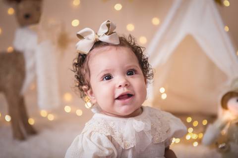 estrelas bebê touca de papai noel 2019 brasilia df registrado pela fotógrafa letícia franco branco familia bebê maitê com laço dourado juta'