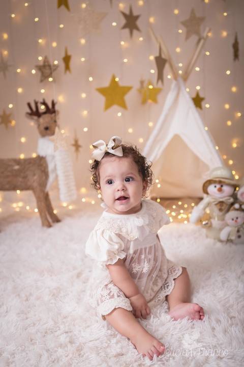 estrelas bebê touca de papai noel 2019 brasilia df registrado pela fotógrafa letícia franco branco familia bebê maitê com laço dourado juta '