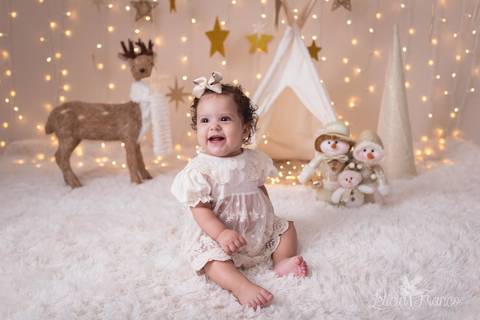 estrelas bebê touca de papai noel 2019 brasilia df registrado pela fotógrafa letícia franco branco familia bebê maitê com laço dourado juta sorrindo'