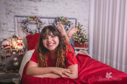 ensaio de natal bebê touca de papai noel 2019 brasilia df registrado pela fotógrafa letícia franco quarto do papai noel cama arvore guirlanda irmã anne'