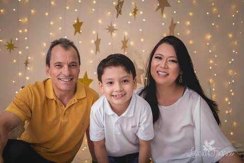 estrelas bebê touca de papai noel 2019 brasilia df registrado pela fotógrafa letícia franco branco familia eduardo com os pais paulo e elaine'