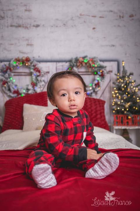 ensaio de natal bebê touca de papai noel 2019 brasilia df registrado pela fotógrafa letícia franco quarto do papai noel cama arvore guirlanda gabriel pijama carter's carters '