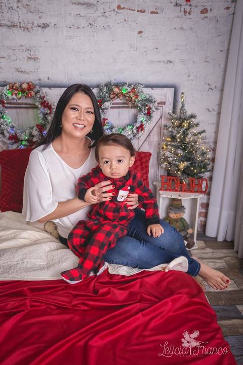 ensaio de natal bebê touca de papai noel 2019 brasilia df registrado pela fotógrafa letícia franco quarto do papai noel cama arvore guirlanda pijama carter's carters  gabriel com mamãe elaine'