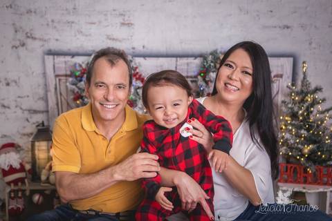 ensaio de natal bebê touca de papai noel 2019 brasilia df registrado pela fotógrafa letícia franco quarto do papai noel cama arvore guirlanda pijama carter's carters   gabriel com os pais elaine e paulo'