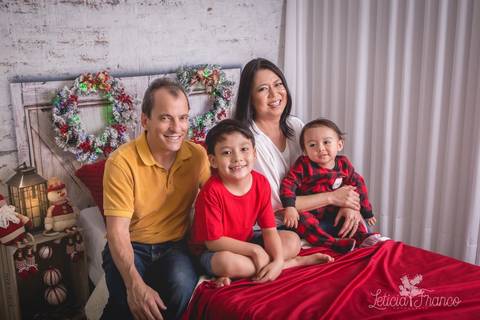 ensaio de natal bebê touca de papai noel 2019 brasilia df registrado pela fotógrafa letícia franco quarto do papai noel cama arvore guirlanda pijama carter's carters família pais filhos irmãos'