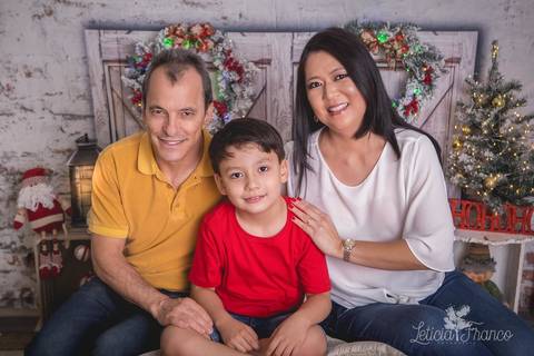 ensaio de natal bebê touca de papai noel 2019 brasilia df registrado pela fotógrafa letícia franco quarto do papai noel cama arvore guirlanda pijama carter's carters eduardo com '