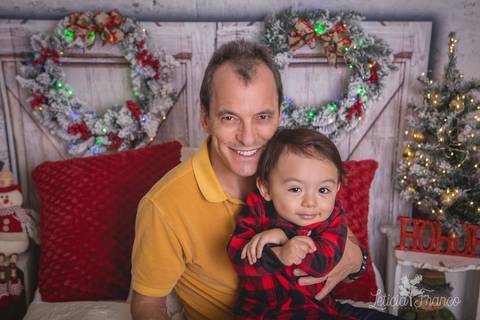 ensaio de natal bebê touca de papai noel 2019 brasilia df registrado pela fotógrafa letícia franco quarto do papai noel cama arvore guirlanda pijama carter's carters  gabriel com pai paulo'