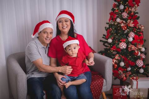 ensaio de natal bebê touca de papai noel 2019 brasilia df registrado pela fotógrafa letícia franco casa do papai noel sala arvore guirlanda roupa de papai noel gabriel com pais paulo e elaine'
