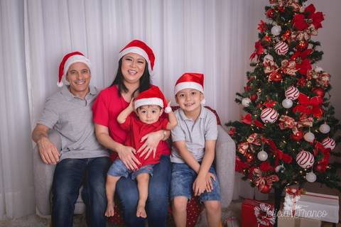 ensaio de natal bebê touca de papai noel 2019 brasilia df registrado pela fotógrafa letícia franco casa do papai noel sala arvore guirlanda roupa de papai noel família irmãos pais '