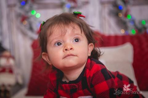 ensaio de natal bebê touca de papai noel 2019 brasilia df registrado pela fotógrafa letícia franco quarto do papai noel cama arvore guirlanda pijama carter's carters isis close'