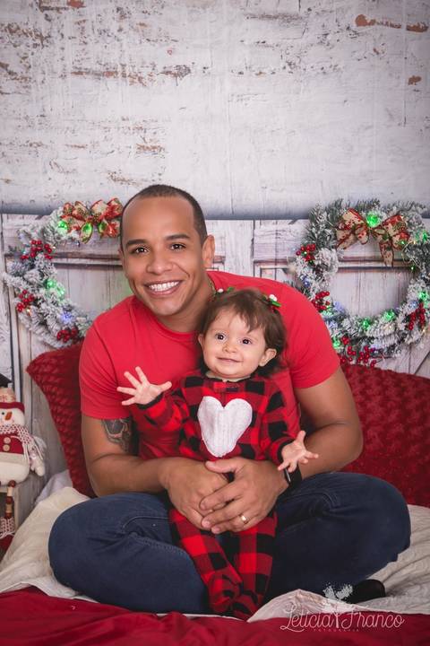 ensaio de natal bebê touca de papai noel 2019 brasilia df registrado pela fotógrafa letícia franco quarto do papai noel cama arvore guirlanda pijama carter's carters isis com papai mauro'