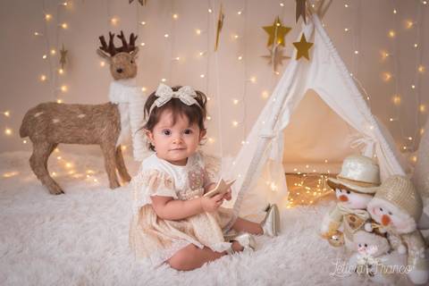 estrelas bebê touca de papai noel 2019 brasilia df registrado pela fotógrafa letícia franco branco familia isis sentada sorrindo'