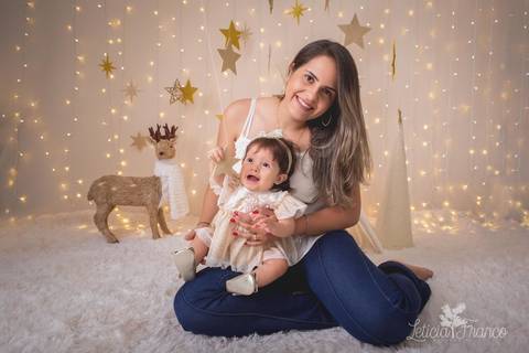 estrelas bebê touca de papai noel 2019 brasilia df registrado pela fotógrafa letícia franco branco familia isis com a mamãe carol'