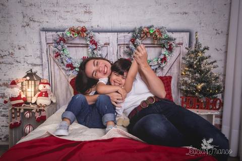 ensaio de natal bebê touca de papai noel 2019 brasilia df registrado pela fotógrafa letícia franco quarto do papai noel cama arvore guirlanda pijama carter's carters lara com mamãe recebeca'