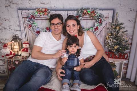 ensaio de natal bebê touca de papai noel 2019 brasilia df registrado pela fotógrafa letícia franco quarto do papai noel cama arvore guirlanda pijama carter's carters família papai alvaro mamãe rebeca lara'