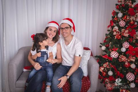 ensaio de natal bebê touca de papai noel 2019 brasilia df registrado pela fotógrafa letícia franco quarto do papai noel cama arvore guirlanda pijama carter's carters lara com pais família mãe rebeca pai alvaro'