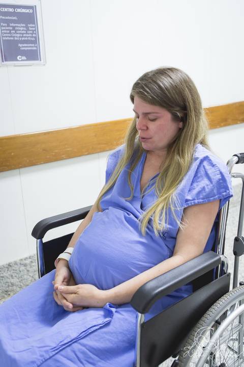 nascimento de um bebê recém nascido maternidade santa helena parto fotografa fotografo fotógrafa brasília DF brasília/df gestante sala de pré parto fotografia grávida gestação gestacional registrado pela fotografa Letícia Franco hospital emocão'