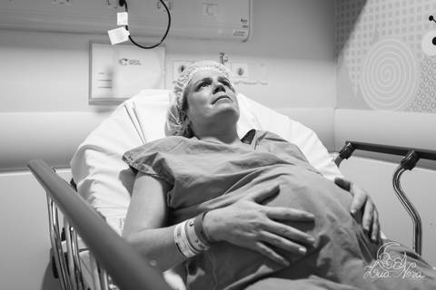 nascimento de um bebê recém nascido maternidade santa helena parto fotografa fotografo fotógrafa brasília DF brasília/df gestante sala de pré parto fotografia grávida gestação gestacional registrado pela fotografa Letícia Franco hospital'