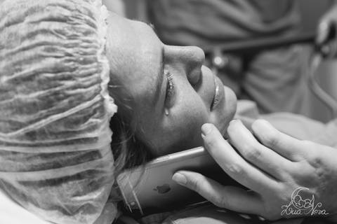 nascimento de um bebê recém nascido maternidade santa helena parto fotografa fotografo fotógrafa brasília DF brasília/df gestante sala de pré parto fotografia grávida gestação gestacional registrado pela fotografa Letícia Franco hospital ligação'