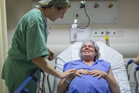 nascimento de um bebê recém nascido maternidade santa helena parto fotografa fotografo fotógrafa brasília DF brasília/df gestante sala de pré parto fotografia grávida gestação gestacional registrado pela fotografa Letícia Franco hospital ob ginecologista'