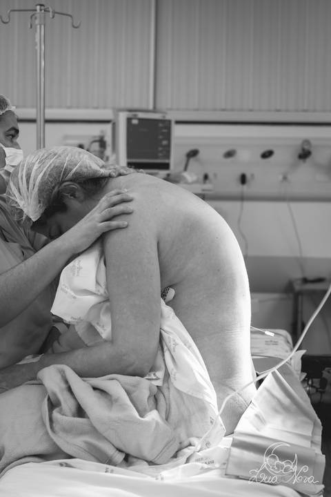 nascimento de um bebê recém nascido maternidade santa helena parto fotografa fotografo fotógrafa brasília DF gestante sala de parto fotografia registrado pela fotografa Letícia Franco hospital anestesia'