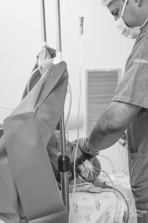 nascido maternidade santa helena parto fotografa fotografo fotógrafa brasília DF gestante sala de parto fotografia registrado pela fotografa Letícia Franco hospital anestesia pais'