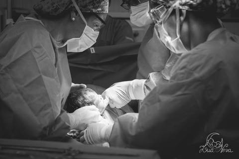 nascido maternidade santa helena parto fotografa fotografo fotógrafa brasília DF gestante sala de parto fotografia registrado pela fotografa Letícia Franco hospital anestesia nascendo cabeça cesárea '