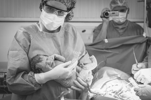 nascido maternidade santa helena parto fotografa fotografo fotógrafa brasília DF gestante sala de parto fotografia registrado pela fotografa Letícia Franco hospital anestesia nascendo cabeça cesárea com go obstetra'