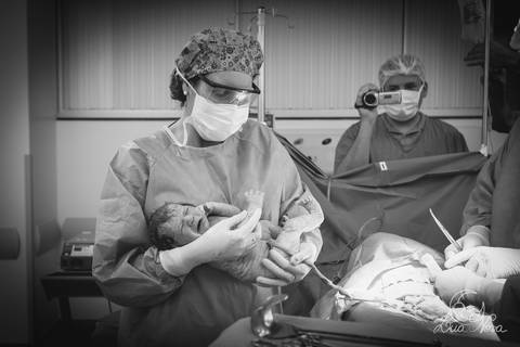 nascido maternidade santa helena parto fotografa fotografo fotógrafa brasília DF gestante sala de parto fotografia registrado pela fotografa Letícia Franco hospital anestesia nascendo cabeça cesárea '