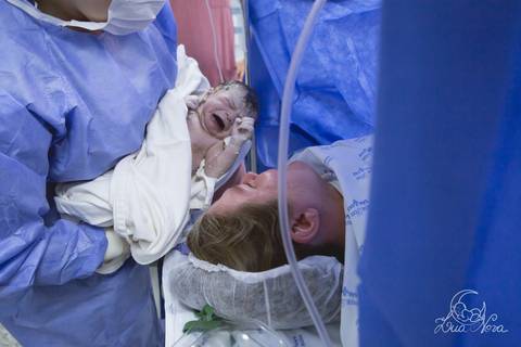 nascido maternidade santa helena parto fotografa fotografo fotógrafa brasília DF gestante sala de parto fotografia registrado pela fotografa Letícia Franco hospital anestesia nascendo cabeça cesárea com a mamãe'