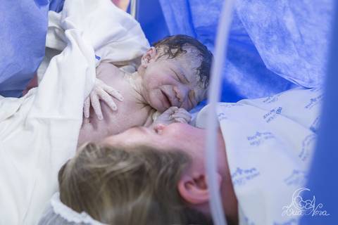 nascido maternidade santa helena parto fotografa fotografo fotógrafa brasília DF gestante sala de parto fotografia registrado pela fotografa Letícia Franco hospital anestesia nascendo cabeça cesárea com a mamãe'