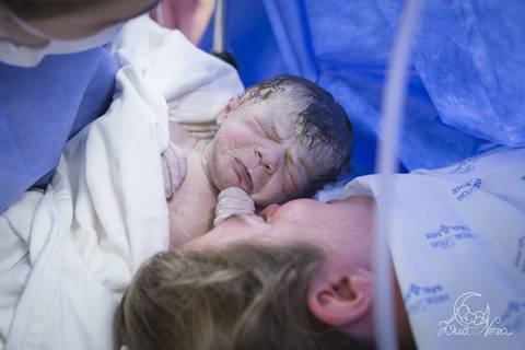nascido maternidade santa helena parto fotografa fotografo fotógrafa brasília DF gestante sala de parto fotografia registrado pela fotografa Letícia Franco hospital anestesia nascendo cabeça cesárea com a mamãe'