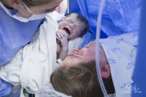 nascido maternidade santa helena parto fotografa fotografo fotógrafa brasília DF gestante sala de parto fotografia registrado pela fotografa Letícia Franco hospital anestesia nascendo cabeça cesárea com a mamãe'