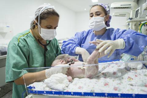 nascido maternidade santa helena parto fotografa fotografo fotógrafa brasília DF gestante sala de parto fotografia registrado pela fotografa Letícia Franco hospital primeiros cuidados apgar'