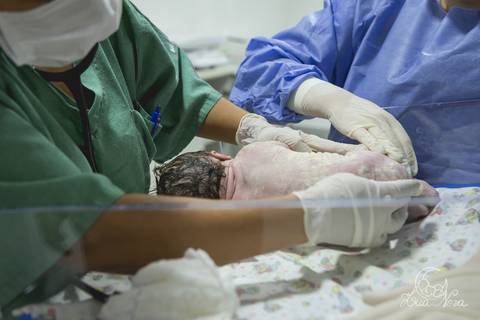 nascido maternidade santa helena parto fotografa fotografo fotógrafa brasília DF gestante sala de parto fotografia registrado pela fotografa Letícia Franco hospital primeiros cuidados apgar'