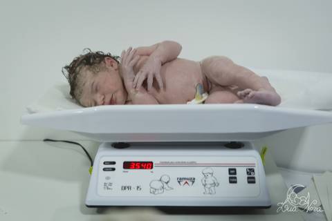 nascido maternidade santa helena parto fotografa fotografo fotógrafa brasília DF gestante sala de parto fotografia registrado pela fotografa Letícia Franco hospital primeiros cuidados apgar pesando'