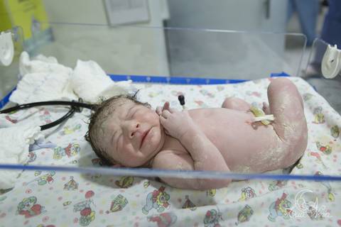 nascido maternidade santa helena parto fotografa fotografo fotógrafa brasília DF gestante sala de parto fotografia registrado pela fotografa Letícia Franco hospital primeiros cuidados apgar'