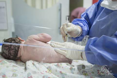 nascido maternidade santa helena parto fotografa fotografo fotógrafa brasília DF gestante sala de parto fotografia registrado pela fotografa Letícia Franco hospital primeiros cuidados apgar vitamina k'