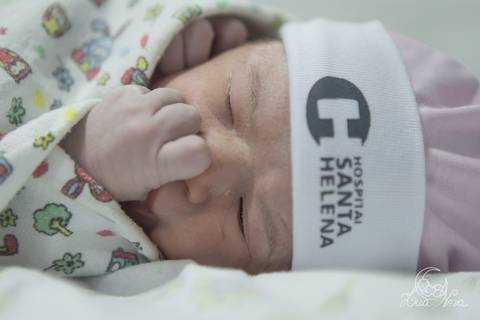 nascido maternidade santa helena parto fotografa fotografo fotógrafa brasília DF gestante sala de parto fotografia registrado pela fotografa Letícia Franco hospital primeiros cuidados apgar chupando dedo'