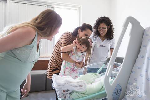 nascido maternidade santa helena parto fotografa fotografo fotógrafa brasília DF gestante sala de parto fotografia registrado pela fotografa Letícia Franco hospital primeiros cuidados apgar irmã conhecendo'