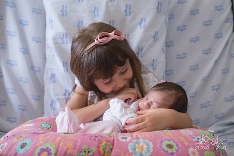 nascido maternidade santa helena parto fotografa fotografo fotógrafa brasília DF gestante sala de parto fotografia registrado pela fotografa Letícia Franco hospital primeiros cuidados apgar irmã conhecendo'