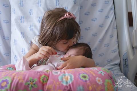 nascido maternidade santa helena parto fotografa fotografo fotógrafa brasília DF gestante sala de parto fotografia registrado pela fotografa Letícia Franco hospital primeiros cuidados apgar irmã conhecendo e beijando'