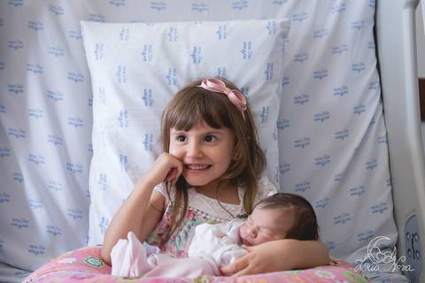 nascido maternidade santa helena parto fotografa fotografo fotógrafa brasília DF gestante sala de parto fotografia registrado pela fotografa Letícia Franco hospital primeiros cuidados apgar irmã conhecendo e deslumbrada'