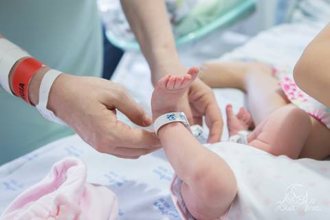 nascido maternidade santa helena parto fotografa fotografo fotógrafa brasília DF gestante sala de parto fotografia registrado pela fotografa Letícia Franco hospital primeiros cuidados apgar pernas pés'