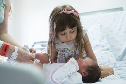 nascido maternidade santa helena parto fotografa fotografo fotógrafa brasília DF gestante sala de parto fotografia registrado pela fotografa Letícia Franco hospital primeiros cuidados irmã obsercando tudo'