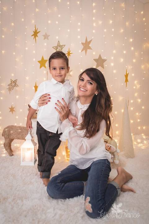 estrelas bebê touca de papai noel 2019 brasilia df registrado pela fotógrafa letícia franco branco familia bento com a lâmpada e a mamãe samantha'