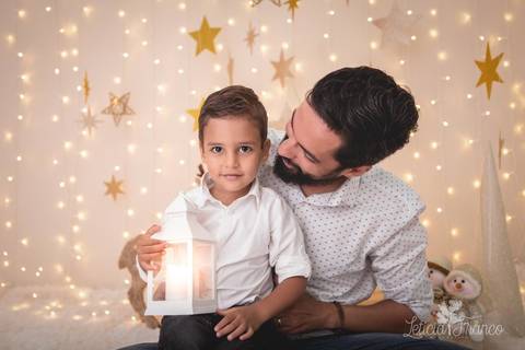 estrelas bebê touca de papai noel 2019 brasilia df registrado pela fotógrafa letícia franco branco familia bento com lâmpada e papai gibran'
