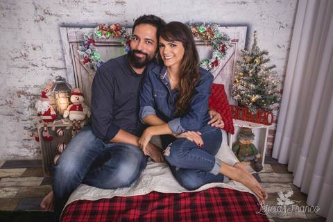 ensaio de natal bebê touca de papai noel 2019 brasilia df registrado pela fotógrafa letícia franco quarto do papai noel cama arvore guirlanda samantha gibran casal'