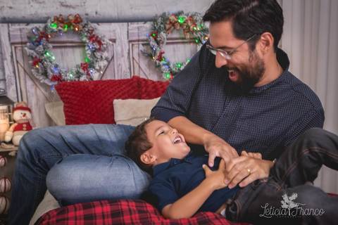 ensaio de natal bebê touca de papai noel 2019 brasilia df registrado pela fotógrafa letícia franco quarto do papai noel cama arvore guirlanda bento com papai gibran'